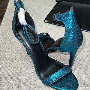 Never worn women’s heel size 8 shimmery blue/green. No box